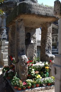 Foto del dolmen de Allan Kardec en el cementerio Père Lachaise en París.