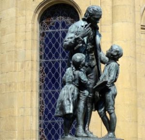 Foto del monumento a Pestalozzi en la plaza principal de Yverdon-les-Bains