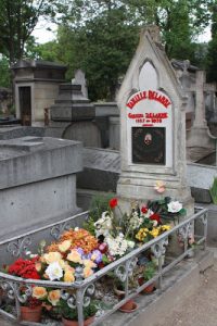 Foto del vandallismo que sufrió la tumba de Gabriel Delanne.