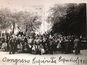 Foto de un grupo de personas que asistieron al Congreso Espirita Español de 1981reunidas en un jardin