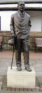 Estatua de Arthur Conan Doyle en Crowborough, East Sussex.